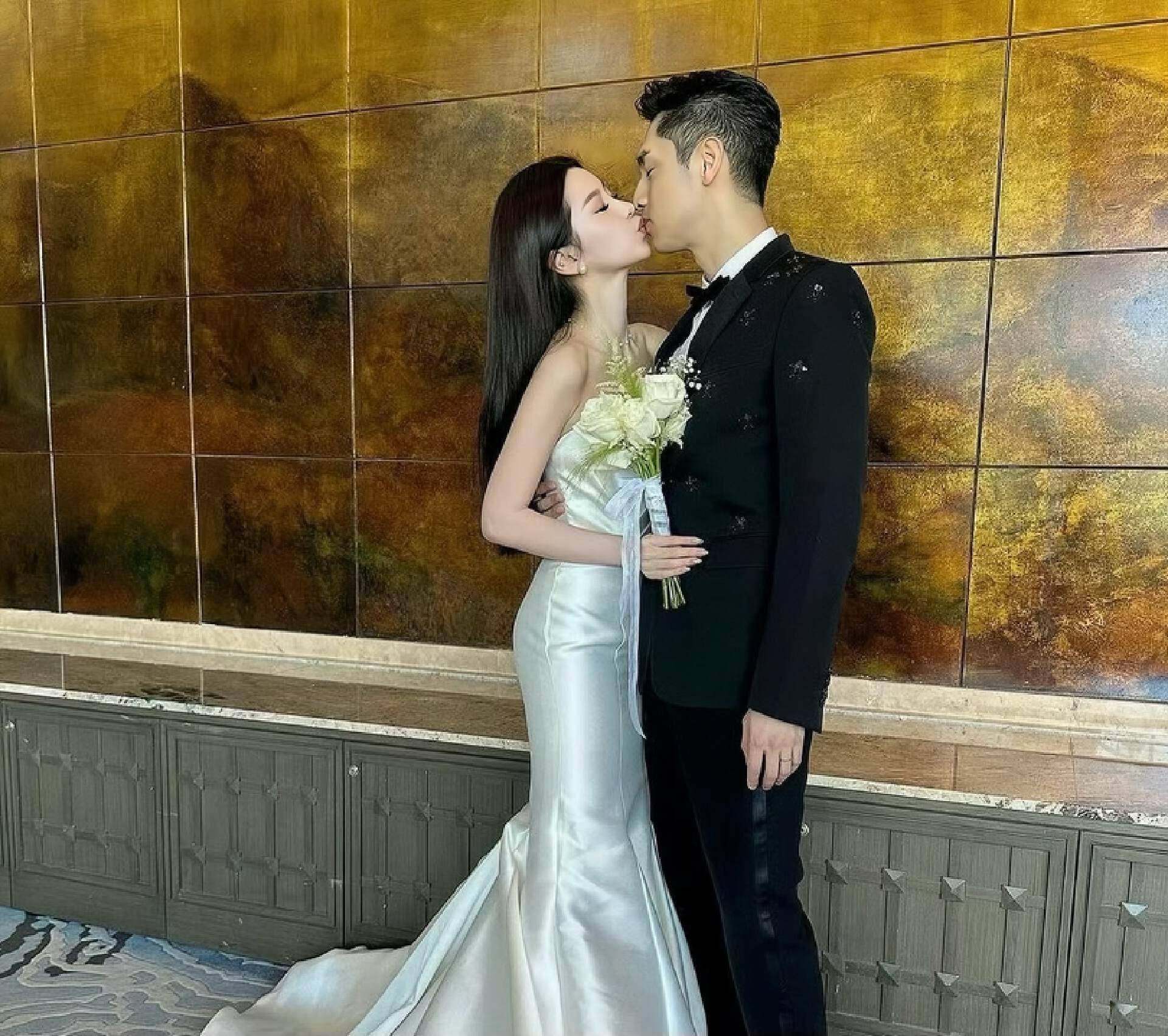 恭喜！香港知名男星晒照宣布结婚，送一捆20万现金被指炫富  第3张
