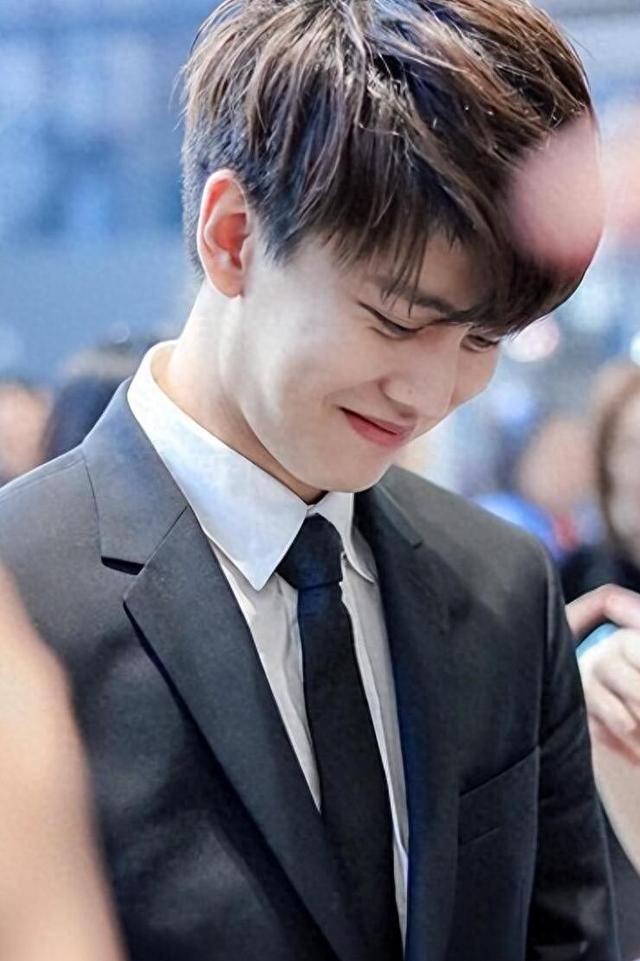 原名任国超,如今我们熟知的他是任嘉伦