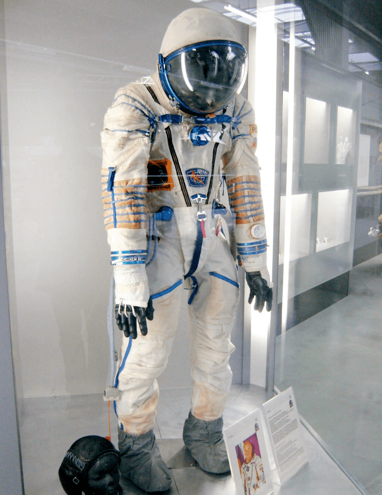 "猎鹰"kv2型压力服"猎鹰"-kv2型从1980年开始服役,并一直使用到今天.