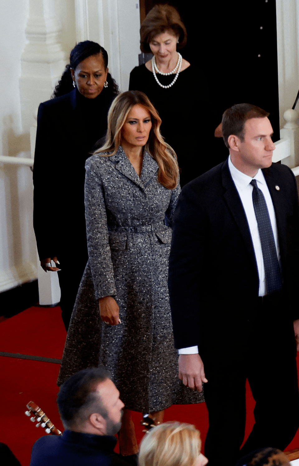 前美国总统夫人的葬礼上,梅拉尼娅一件外套冲上热搜!