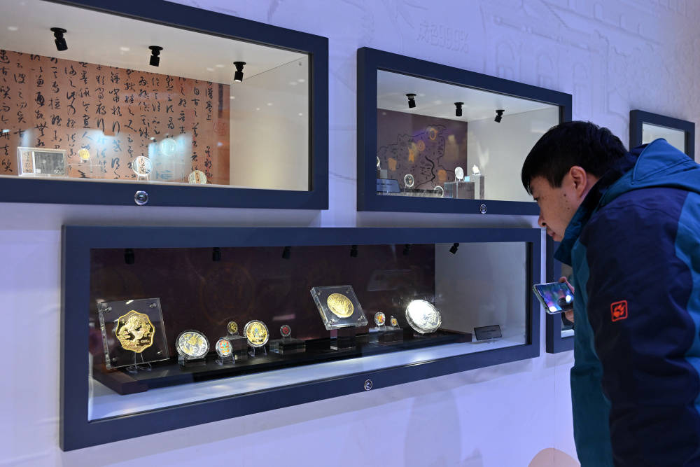 新华社记者 李鑫 摄这是中国钱币博物馆展区内展示的一款基于中国古