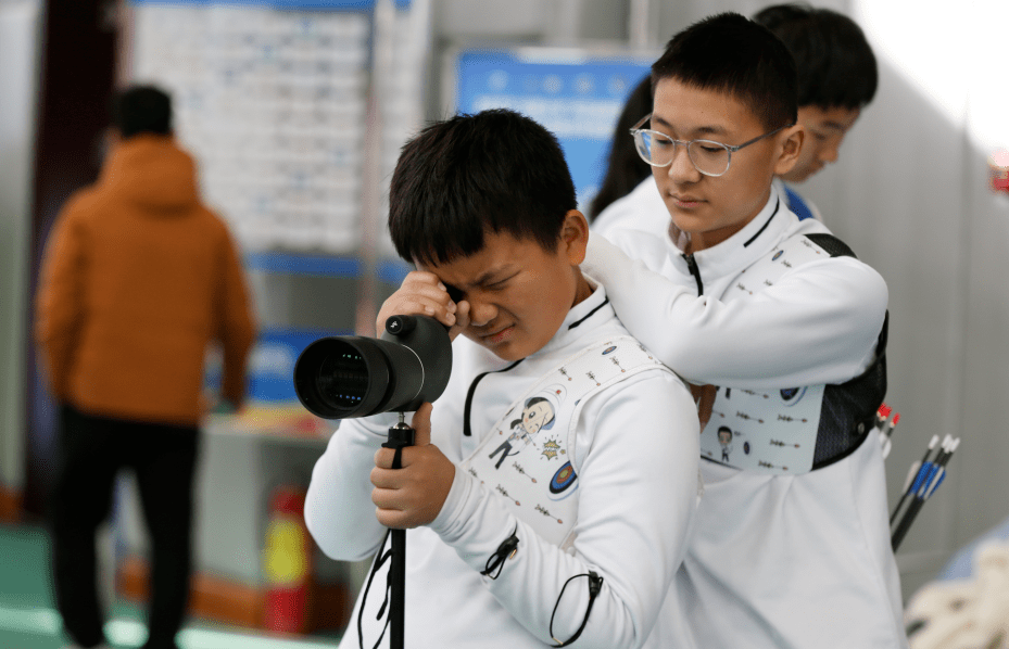 第二名 张家口队宁旭第一名石家庄队 王熙媛乙组反曲弓女子个人淘汰赛