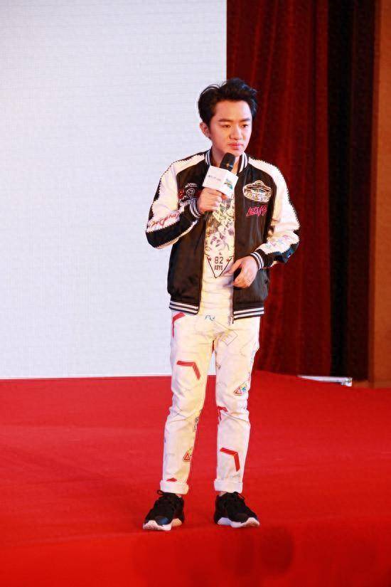 王祖蓝模仿华晨宇唱歌,都赶上作法了,简直一模一样_音乐_嗓音_魅力
