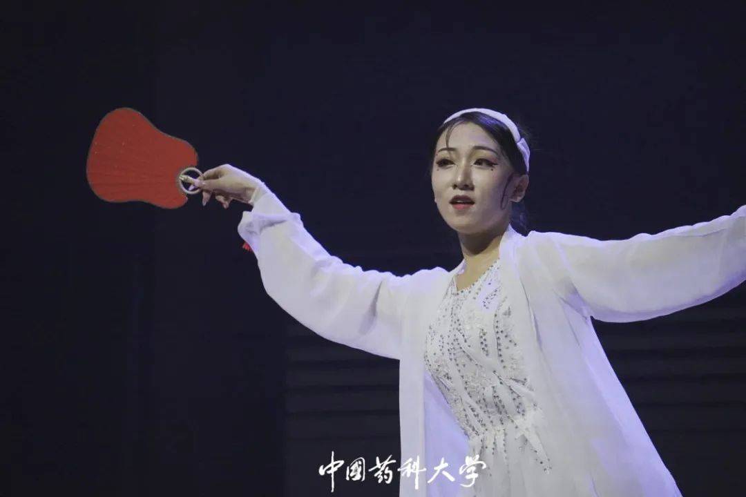 花飞竞渡日,草见踏春心西湖岸,桃红柳绿,四季清香天地间,千峰紫翠