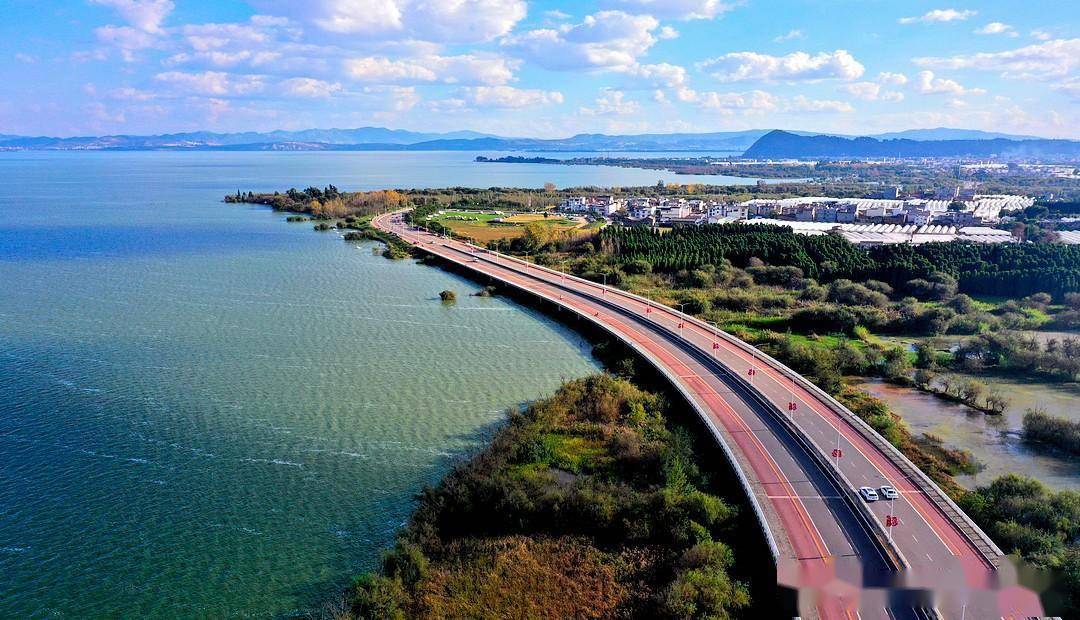 航拍:被誉为昆明最美水上公路,滇池环湖南路.
