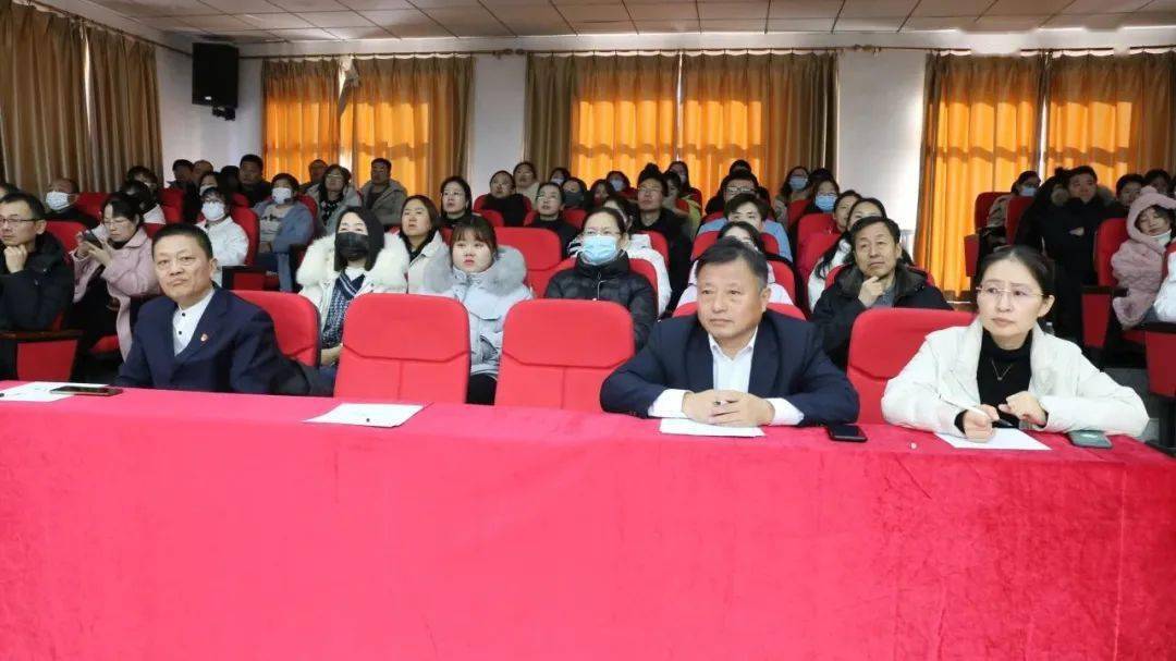 关于高考备考和教师发展,姜远才书记为一中全体高三学生做了题为