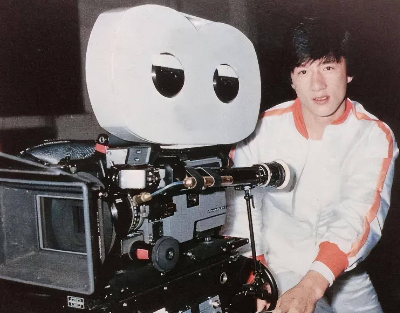 成龙是国际巨星,出生于香港,学历很低,小学毕业证都没有拿到,就去学习