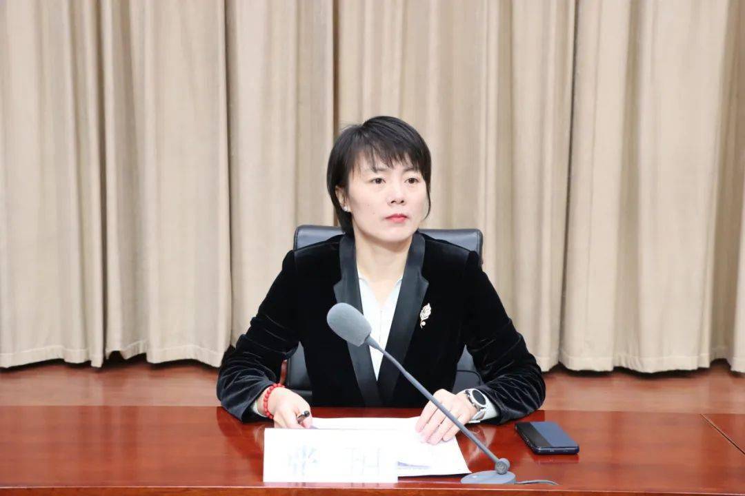 团县委书记张玥主持会议通过此次培训,志愿者们树立了志愿服务意识