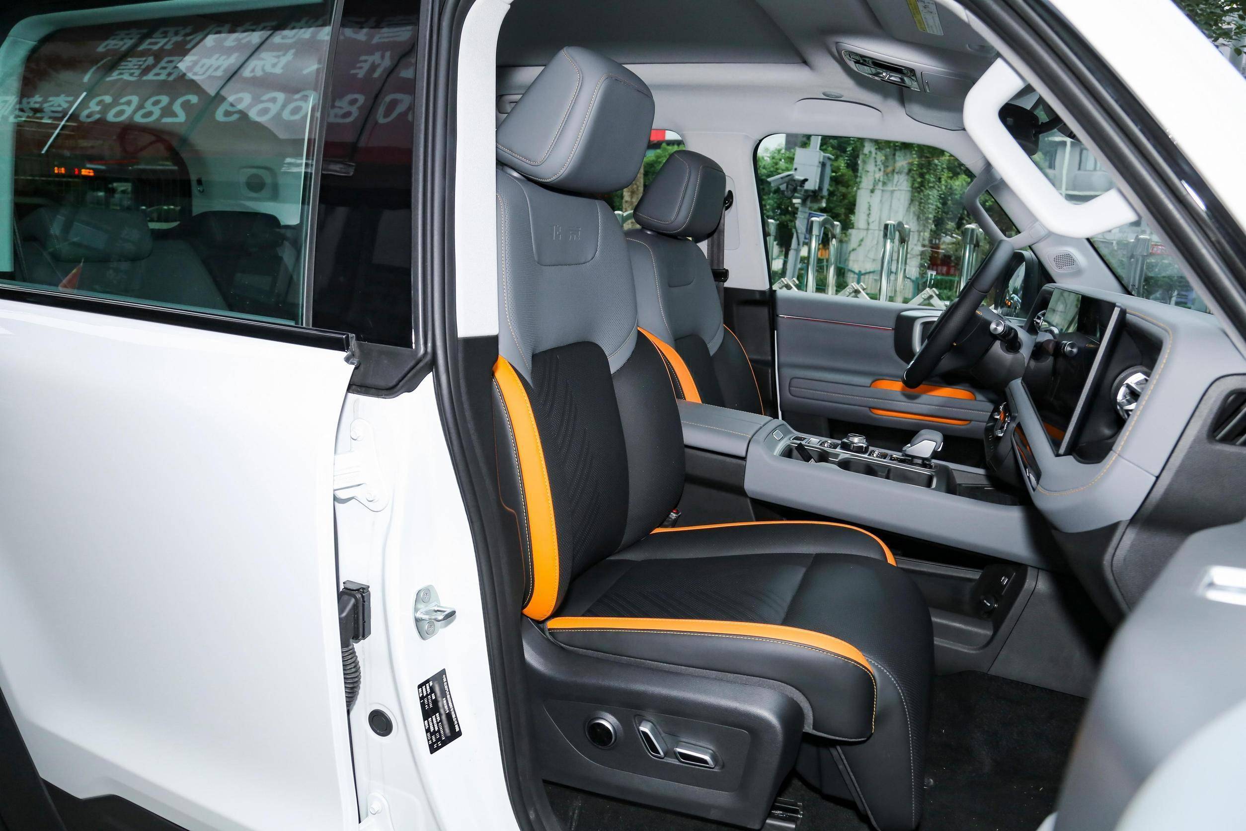 座椅方面,可以看出全新北京bj40的座椅还是北汽一贯的风格,宽大舒适.