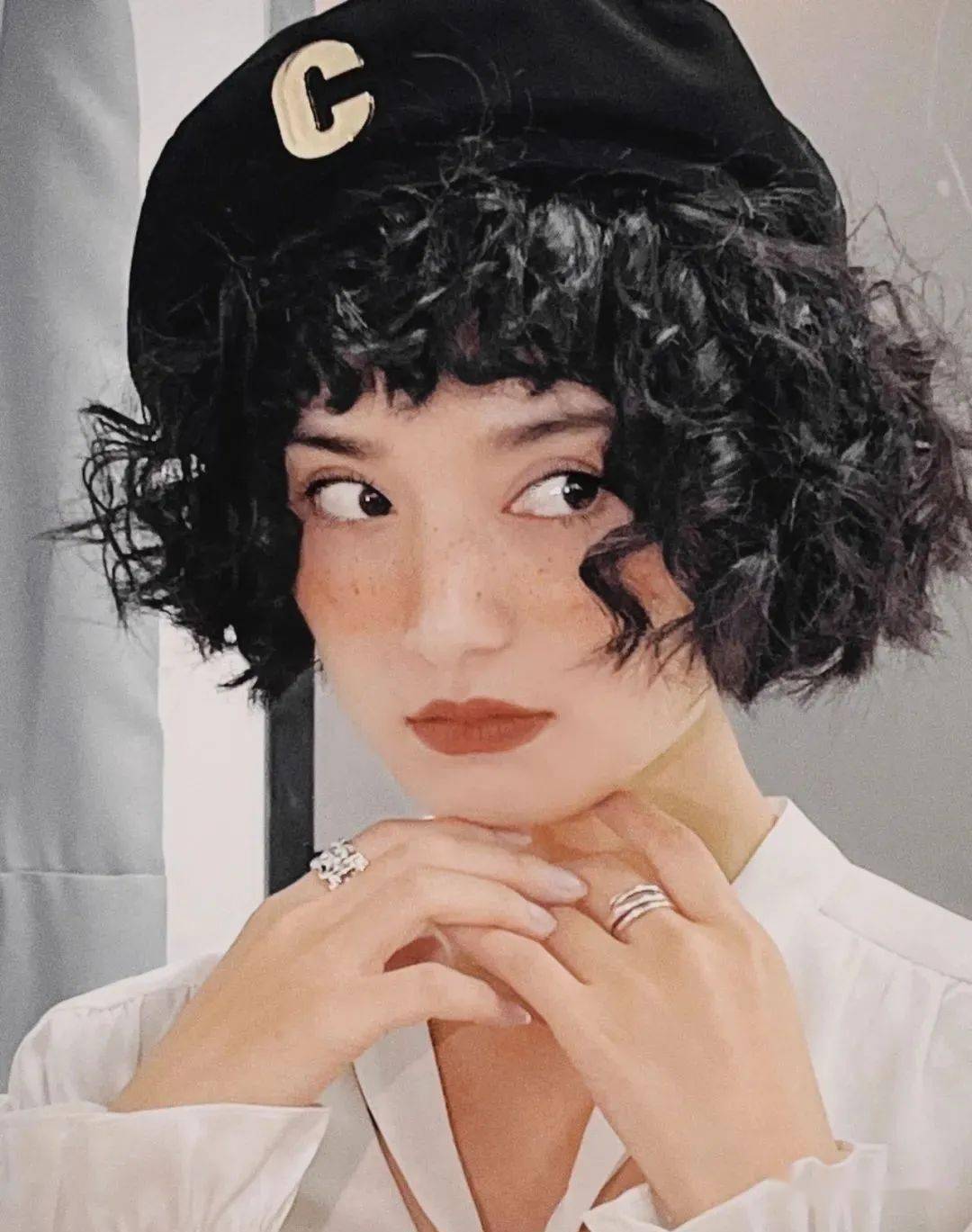 给人很温暖的感觉,非常有港风洋气的气息,对于其他短发发型,这款短发