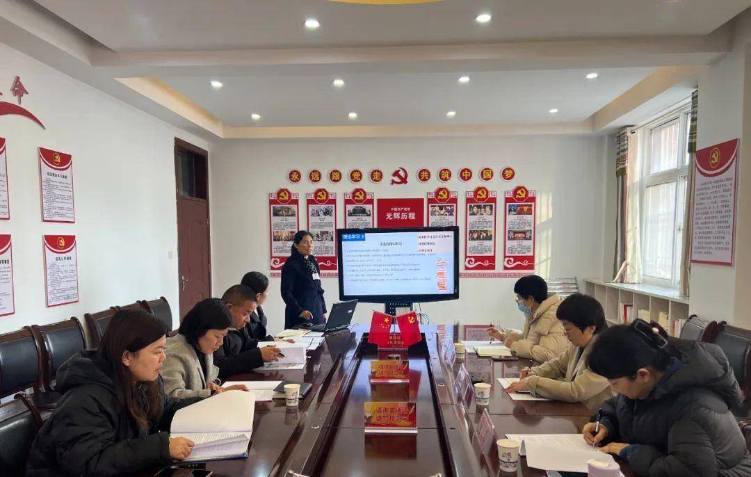 会议由副校长王景丽主持.