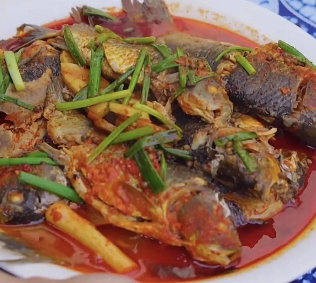 白族生皮白族地区地道的佳肴.