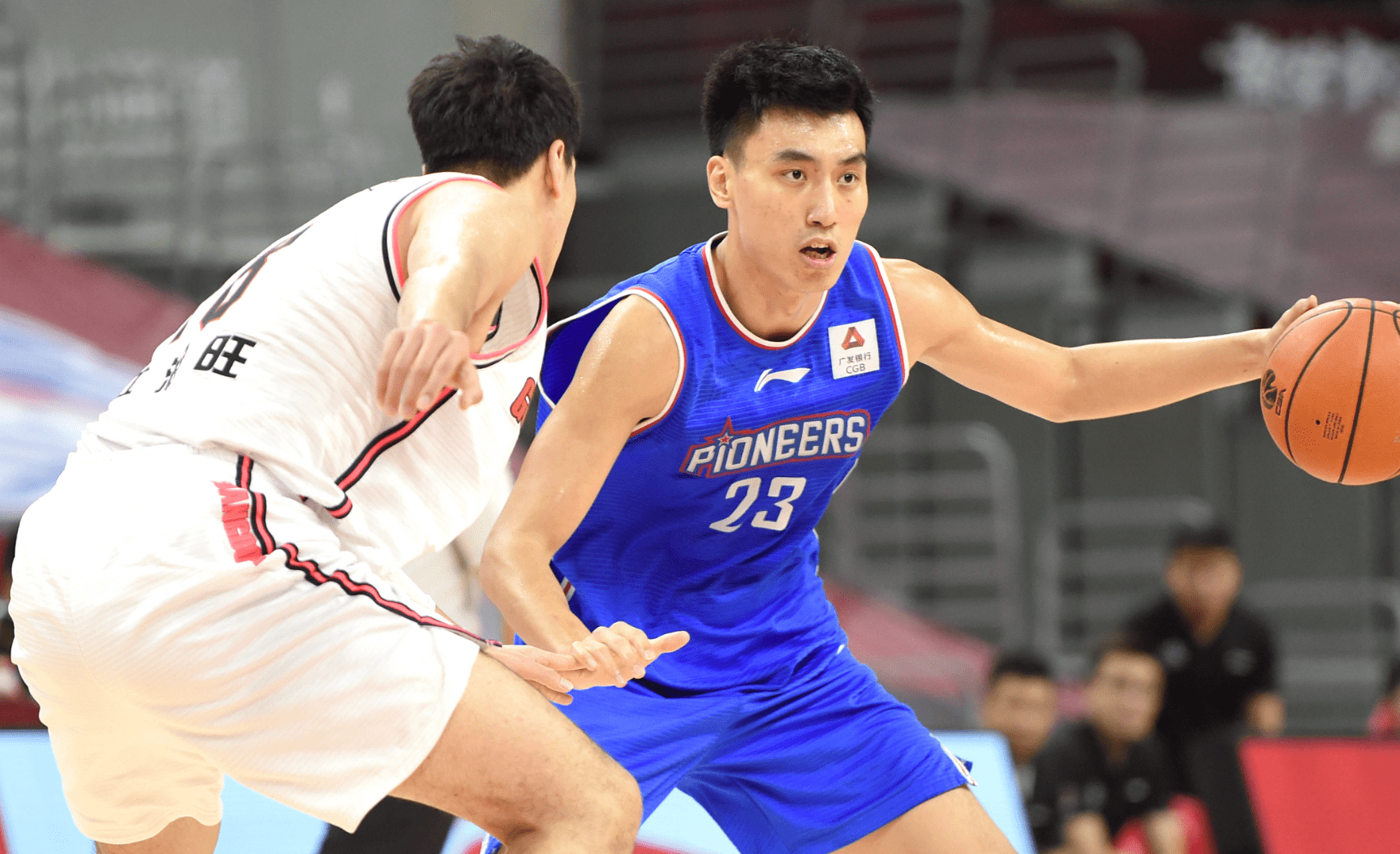 身高2.05米,时德帅能够持球进攻,这让他难以被防住.