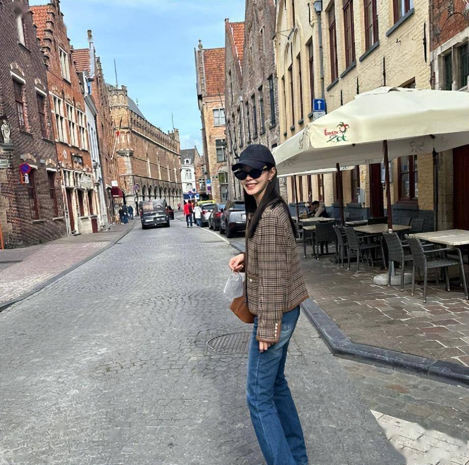 宋轶晒旅游背影照,这张照片也被网友们发现了蛛丝马迹,不仅是天上的