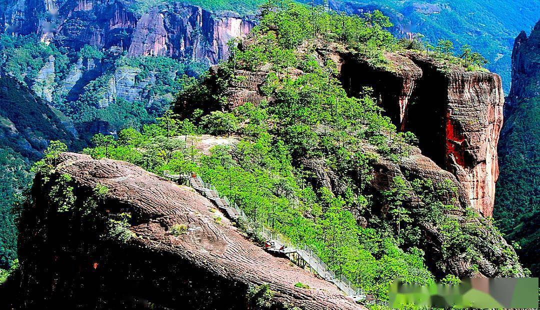 《三江并流腹地》探秘气势恢宏的云南丽江千龟山丹霞地貌