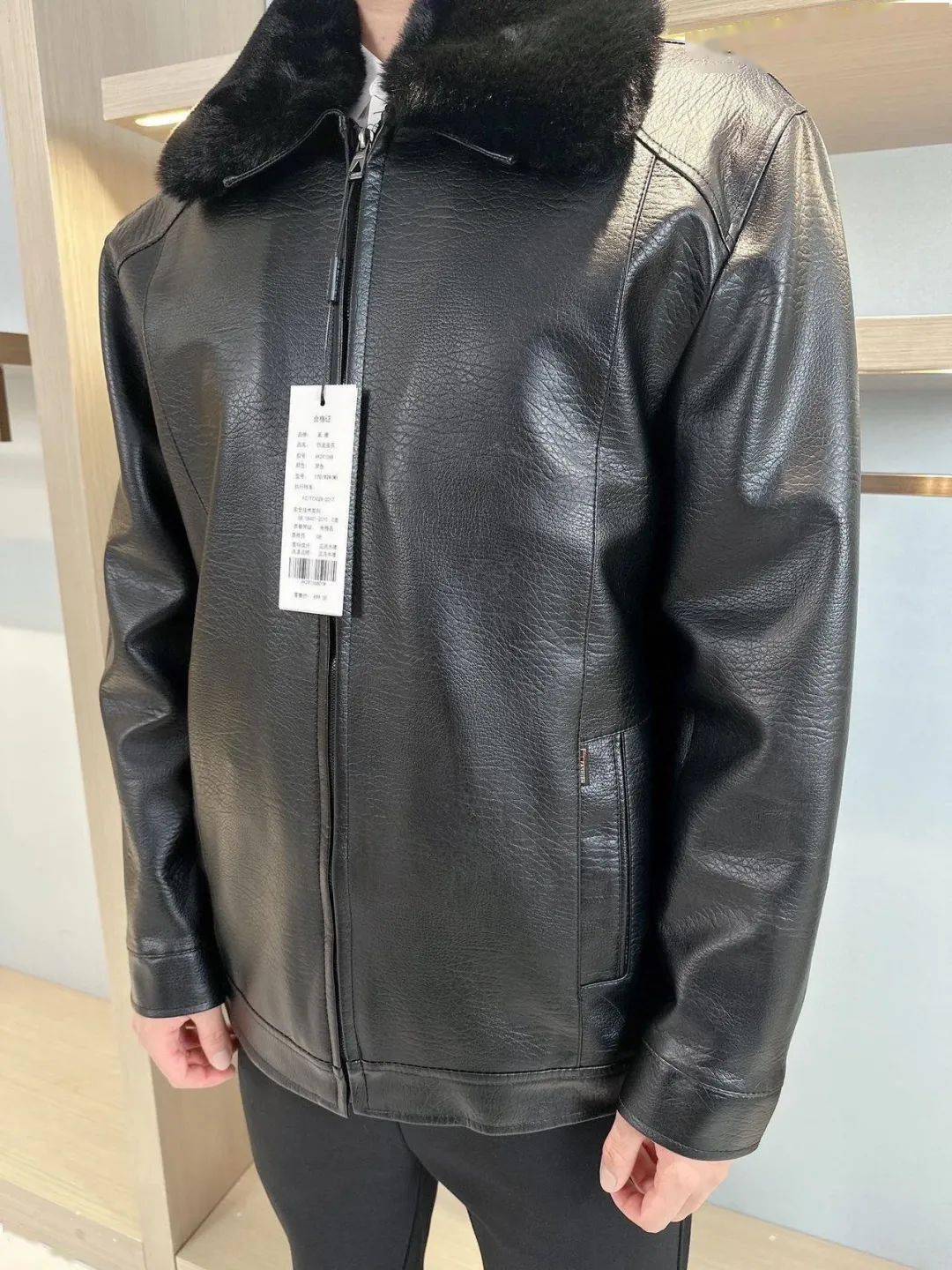 非常细腻软滑而且非常耐臭 就算放个十年八年都不是问题 可脱卸毛领
