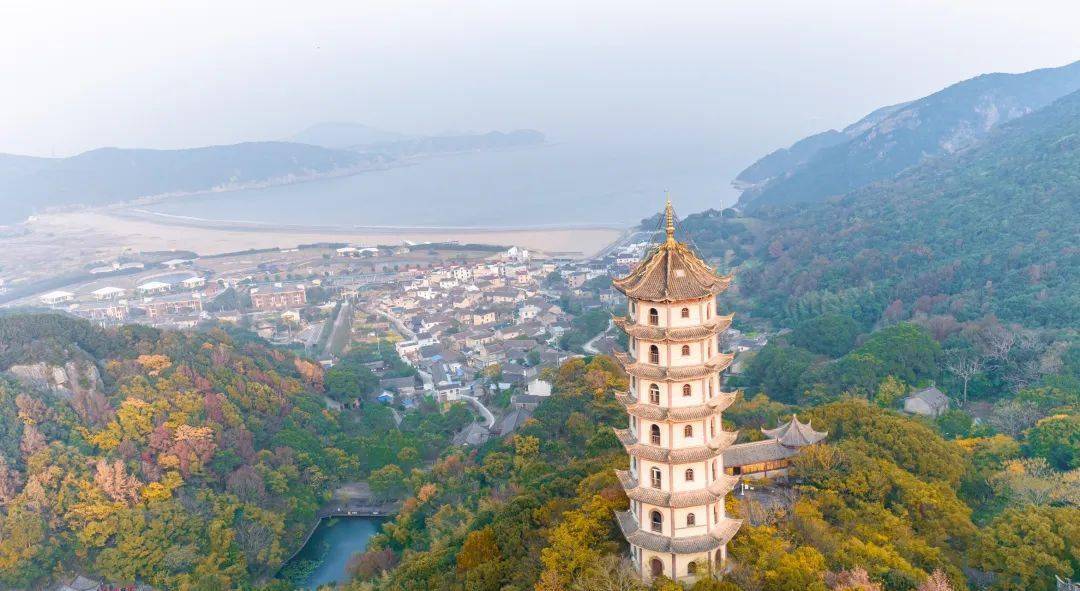 在对峙山上360度俯瞰整个桃花岛的全景,山海风光尽收眼底.