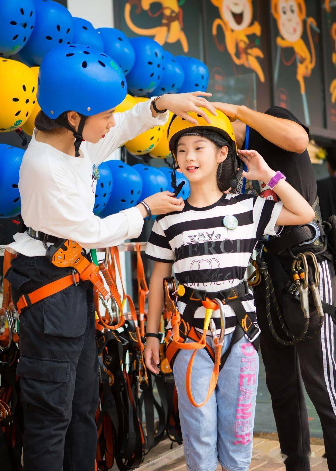 关注"广西飞越丛林"微信公众号→"购票商城"→"特惠购票"→选择对应