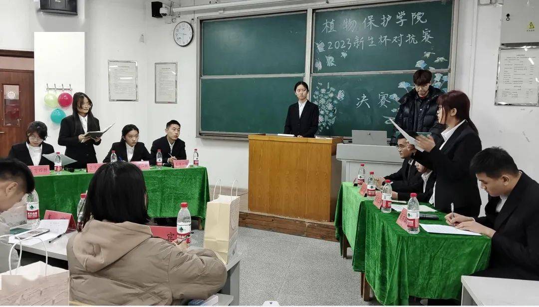 12月3日晚,植物保护学院举办 "新生杯"辩论赛决赛,2023级辅导员杨兴哲