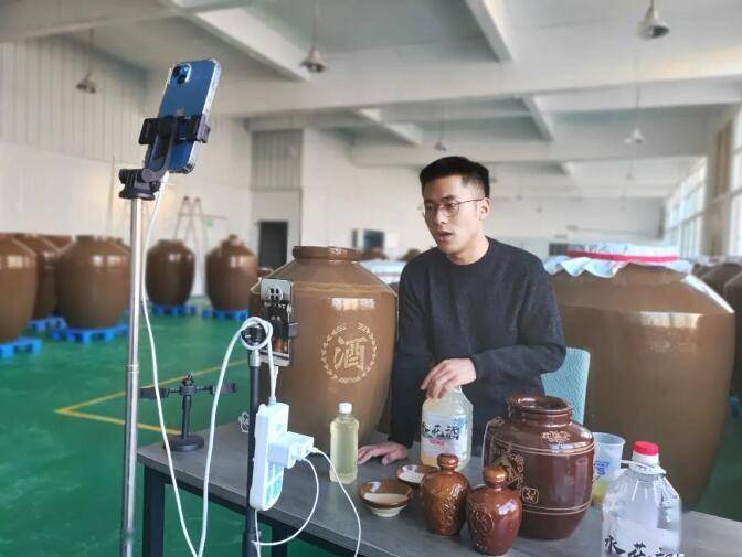 贵州军胜酒业有限公司负责人周亚军介绍,目前在大方县直播销售水花酒