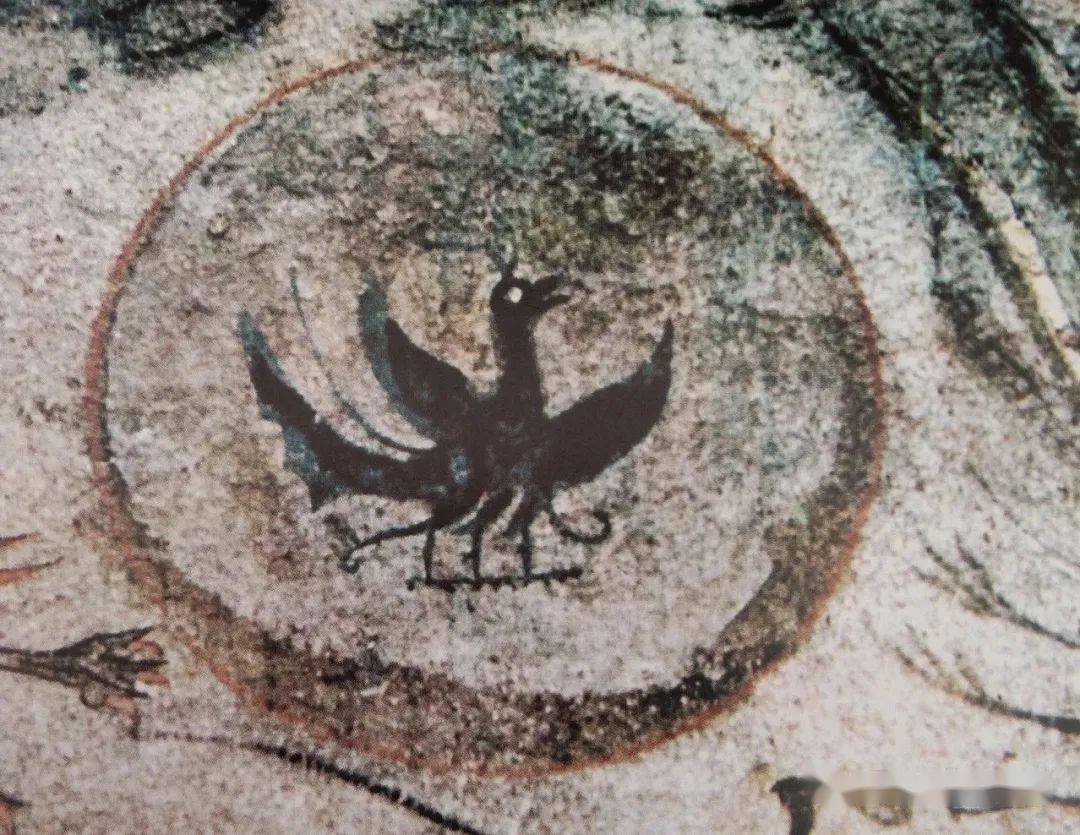 高句丽崇拜这个图腾,广场上矗立着三足金乌雕塑.