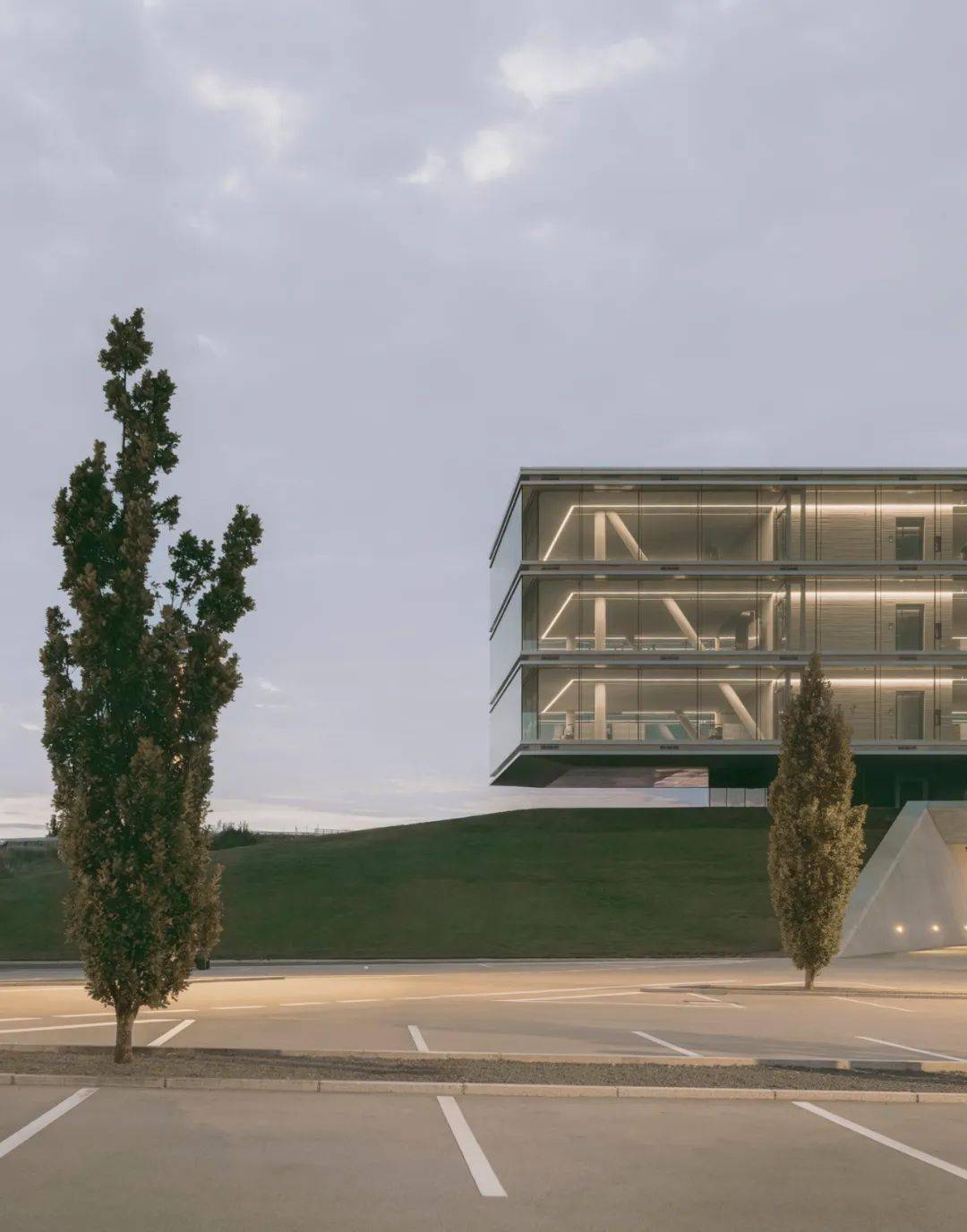 henn海茵建筑 | 一座漂浮般的新总部_the_site_menges