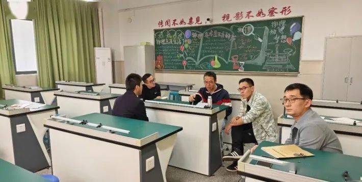 開課前福建師範大學附屬中學江澤老師和高一教研員龔梅勇老師對我組