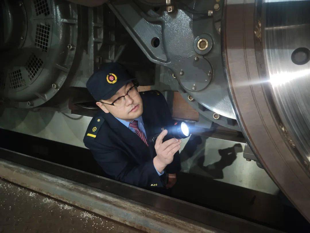 "朱德号",连获3年三星乘务员是他_机车组_刘强_标准