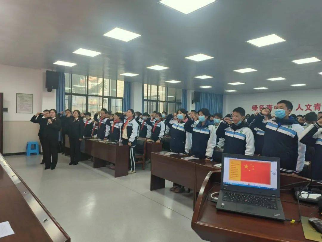 直播方式带领青山中学师生们在"云端"近距离参观了青山法院红钢城法庭