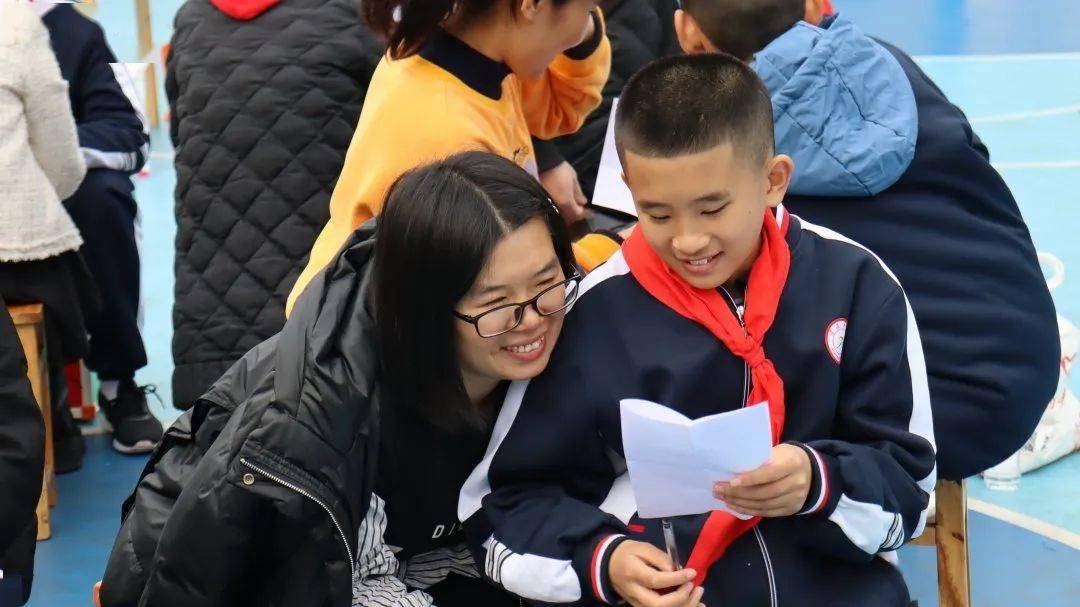 北山中学在最后"相亲相爱一家人"环节,通过创作以"我们是一家人"为