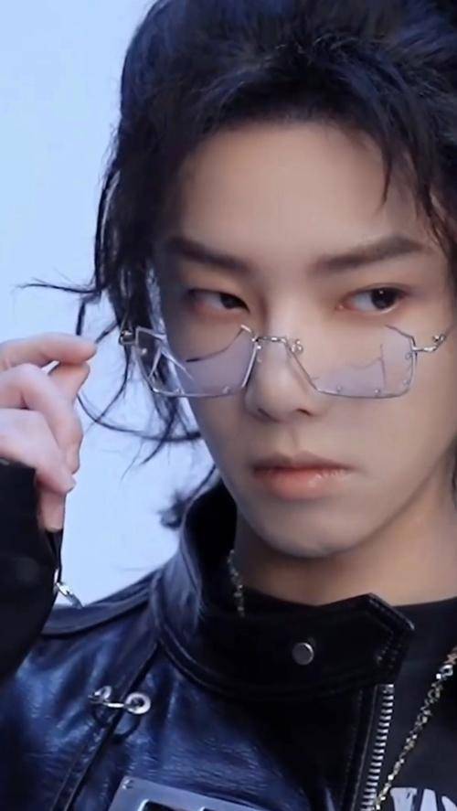 华晨宇指数飙升背后的惊天秘密,引领潮流的他到底隐藏了什么?