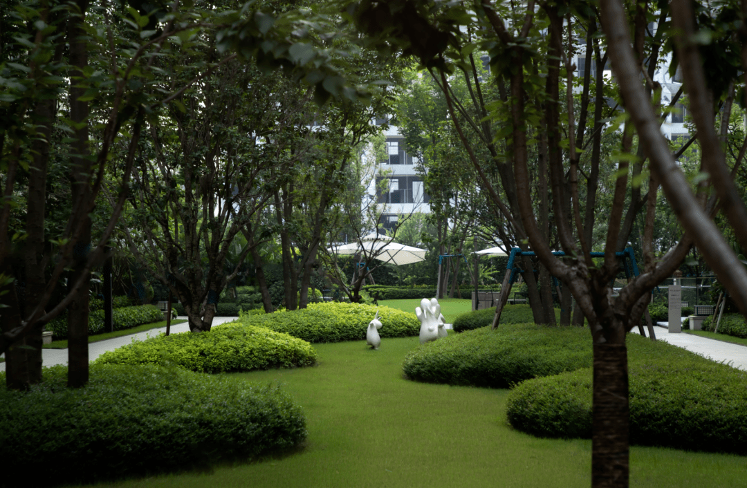 适合采用带有一定主题性,层次丰富的绿化组团造景,打造宅间风情花园的