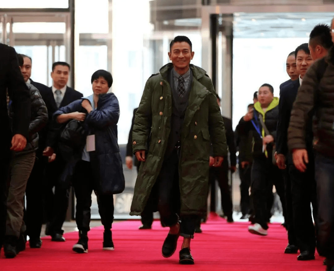其实早在2013年,军大衣就火出圈过一次,当时刘德华在某电影宣传活动中