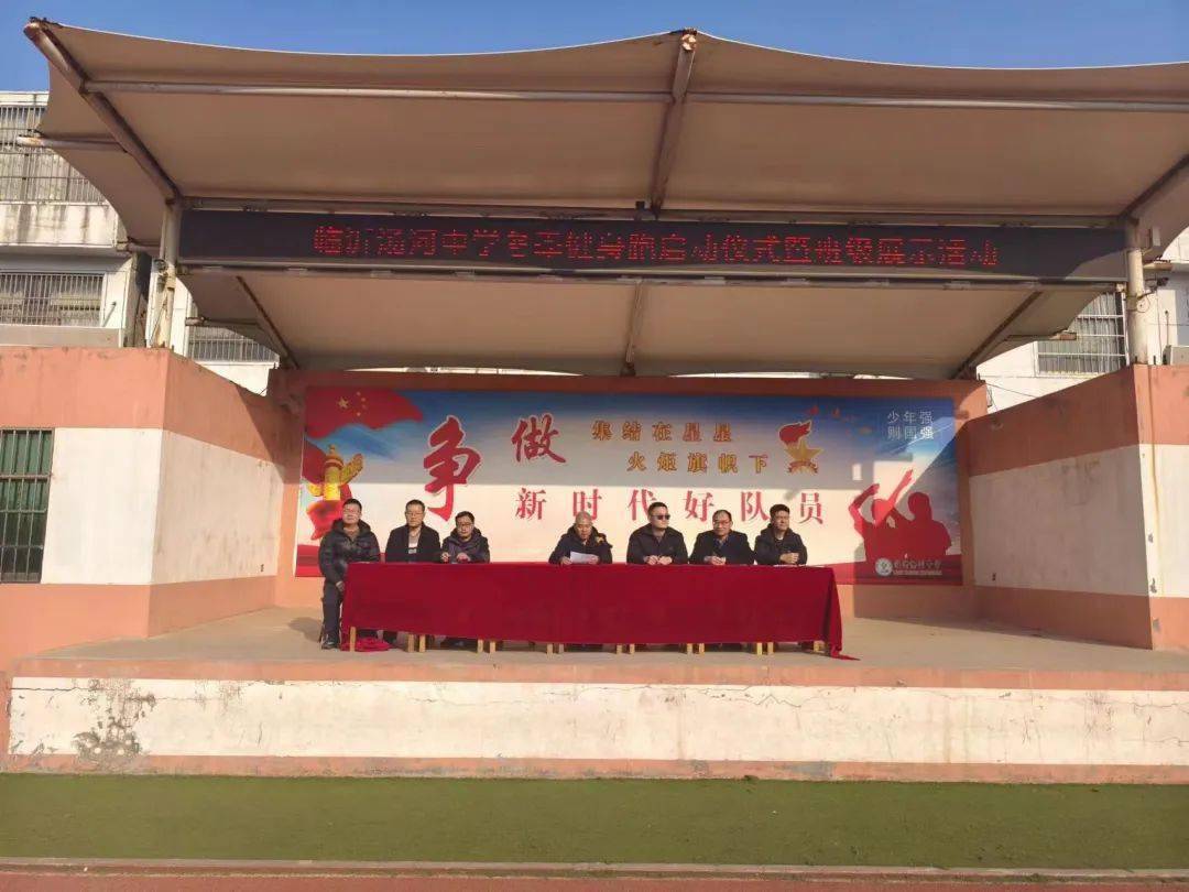 为了全面贯彻落实教育部的指导方针,积极开展学生阳光体育冬季长跑