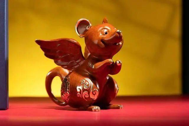 2021年的牛年央视春晚吉祥物名叫"小昂",是一只五彩斑斓的憨憨小牛