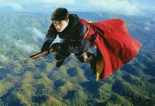 《哈利波特与火焰杯》中,有这样一段情节:哈利和朋友们参加魁地奇比赛