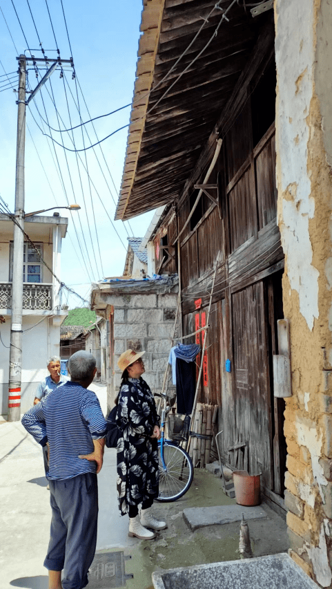 這幢老屋在經歷風燭殘年之後,最後也倒塌了,村民又在遺址處新建了樓房