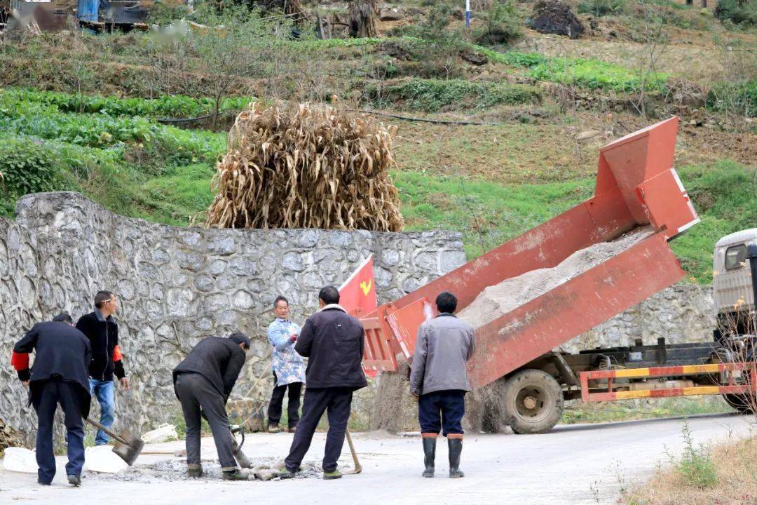 鲁甸乐红镇:红布村"两委"解民忧办实事_群众_道路_路面