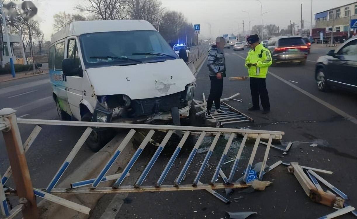 今晨化工路路段一处护栏被一辆面包车撞断_注意力_车祸_严重