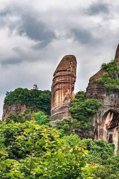 3米阴元石充满刚阳之美昂然矗立于山峰之上高28米,其直径达到7米粗阳