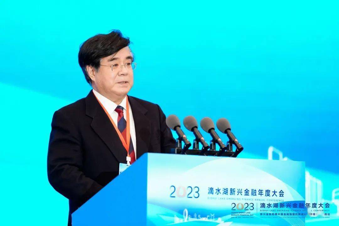 陈金山表示,自2022首届滴水湖金融大会召开,临港新兴金融机构加快聚集