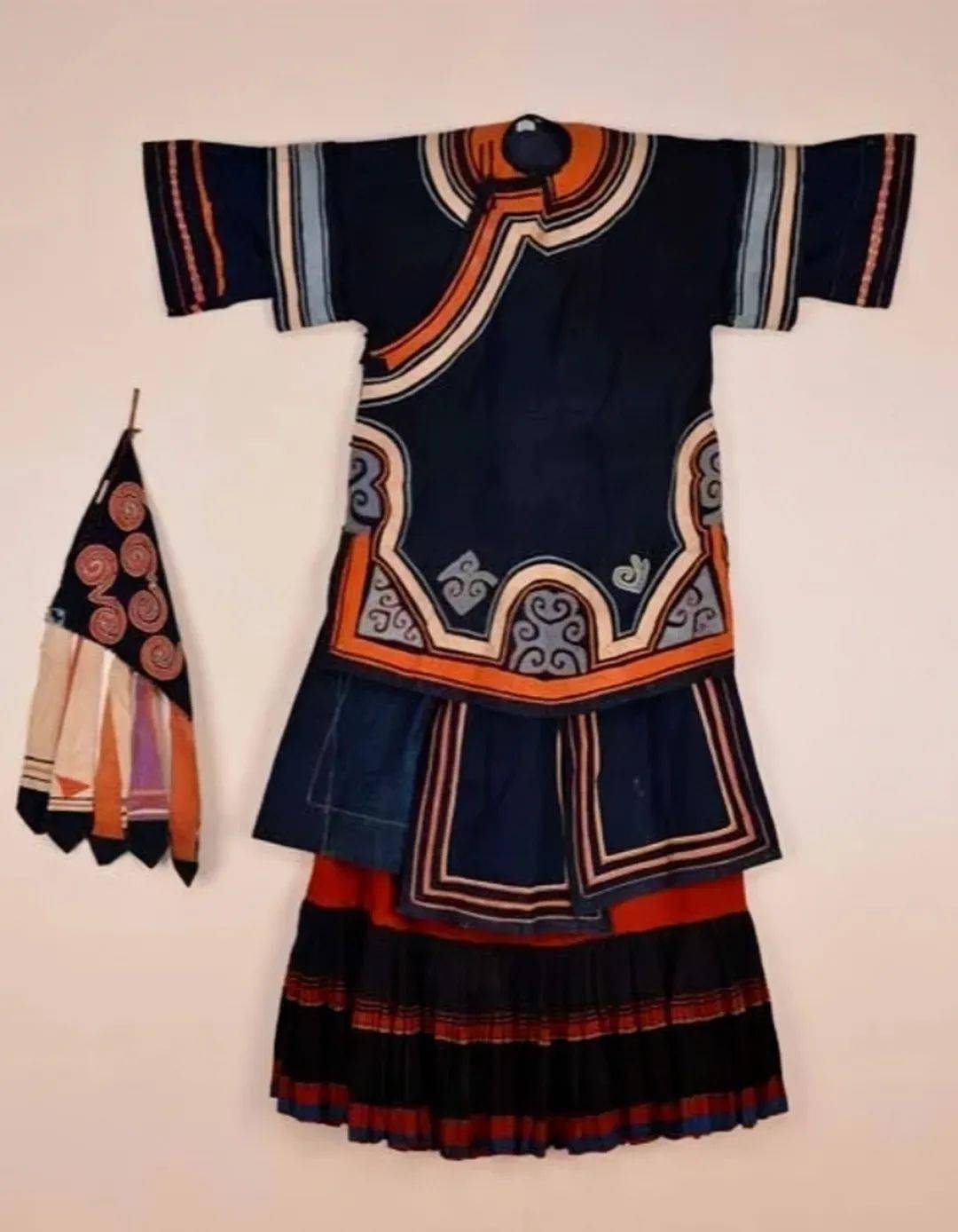 彝族男女注重服装色彩搭配,青年偏爱鲜艳对比的颜色,中年追求素雅