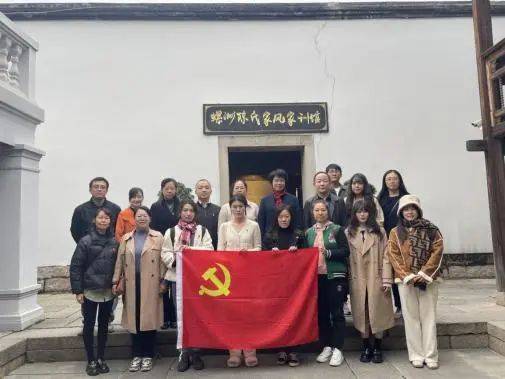 党员们参观了螺洲陈氏家风家训馆,吴石故居等,通过现场聆听讲解,瞻仰