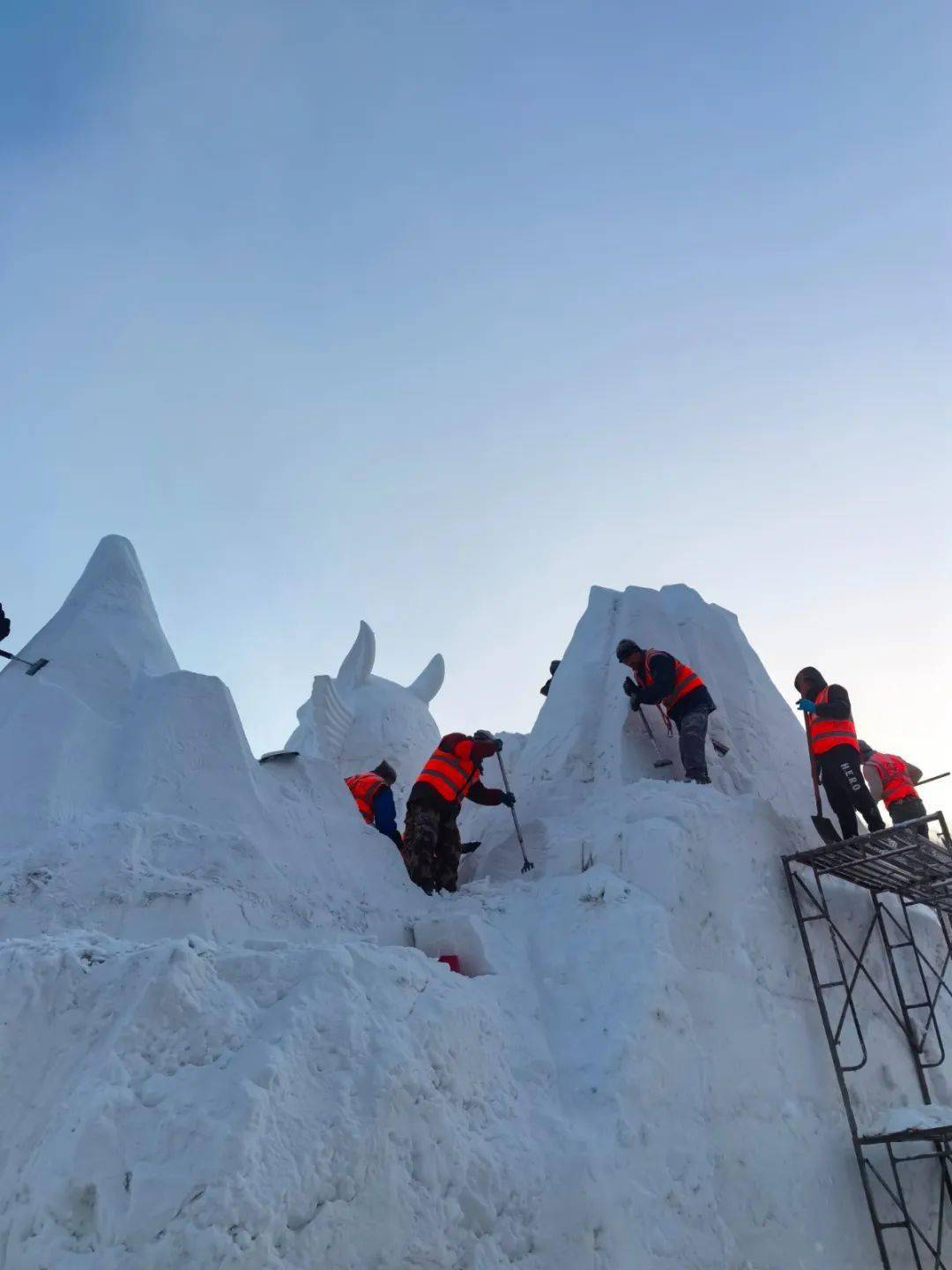 朱雀山首届冰雪艺术光影展位于朱雀山公园内(原滑雪场位置),园区主题