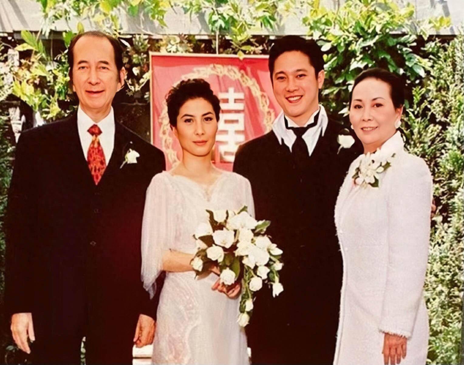 香港知名男星患重病，接受二次手术，与妻子在医院度过结婚20周年