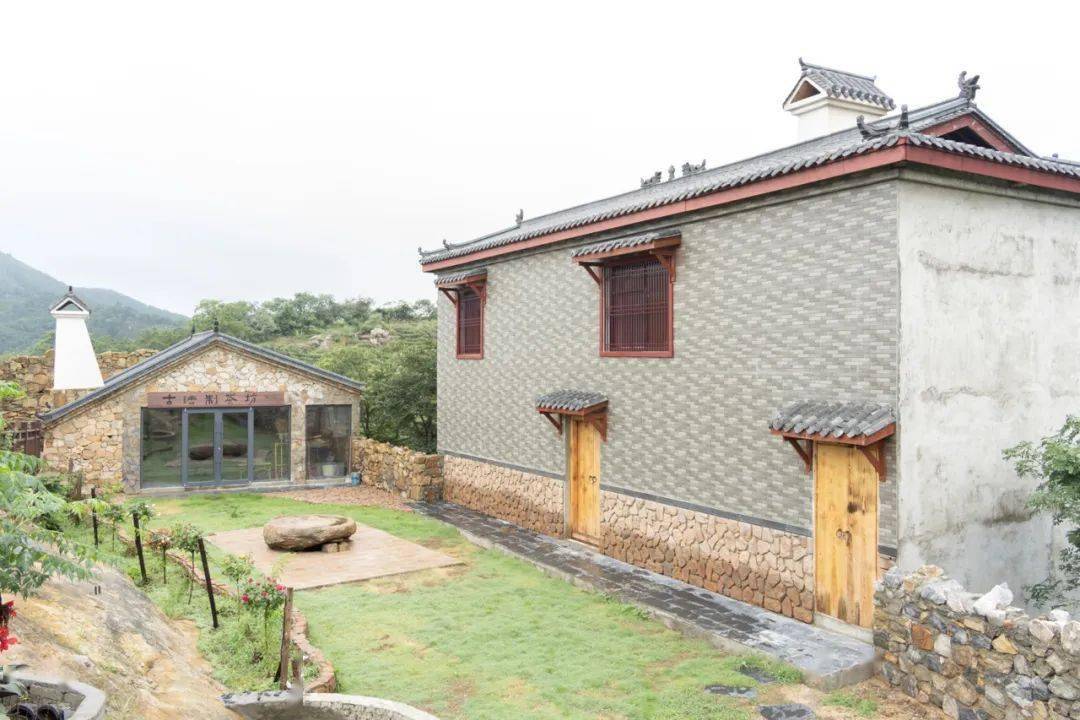 云崖古寨民宿位于信阳市浉河区浉河港镇郝家冲村,以优美的自然风光