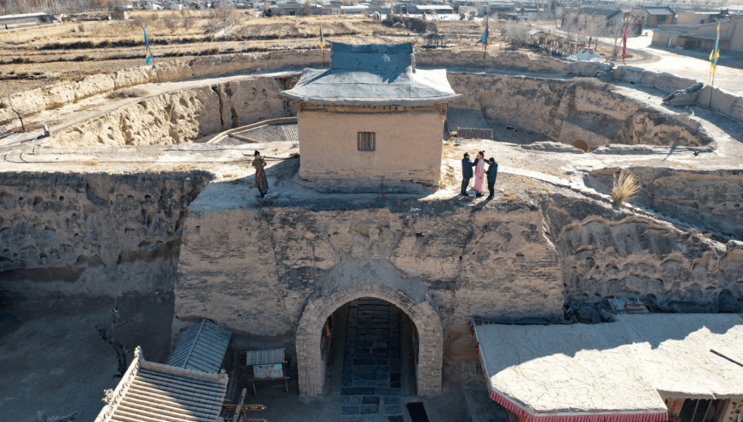 20世纪80年代,张贤亮将镇北堡介绍给电影界后,国内外剧组陆续来此取景