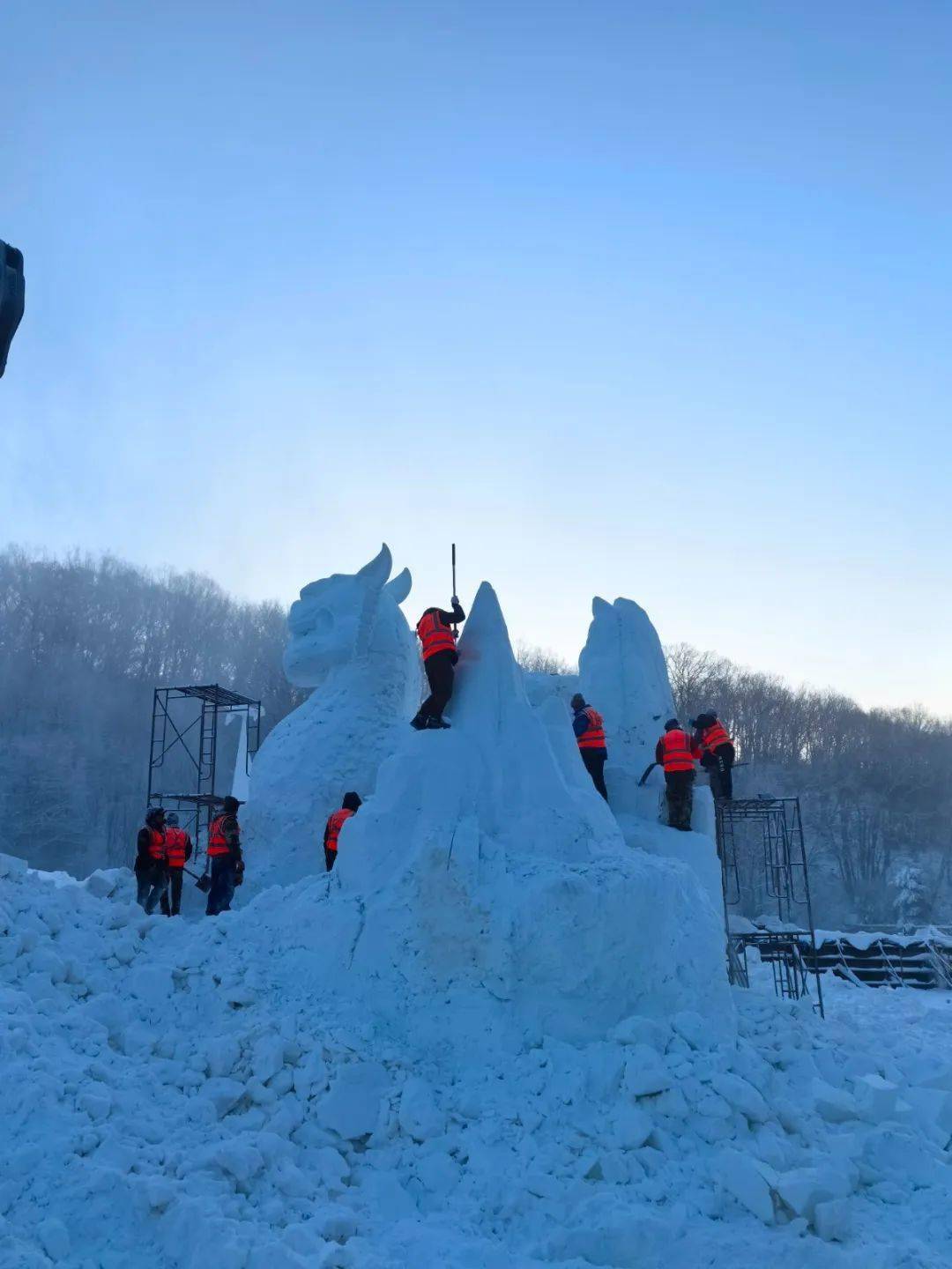 朱雀山首届冰雪艺术光影展位于朱雀山公园内(原滑雪场位置),园区主题