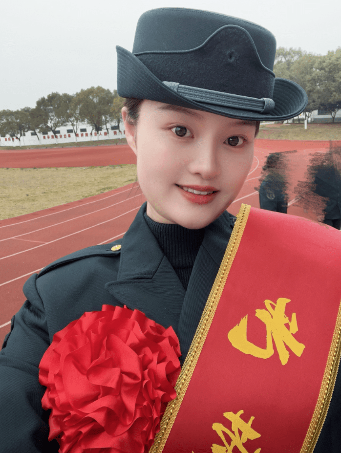 曾因"眼含热泪"爆火网络_侯安平_训练_女兵