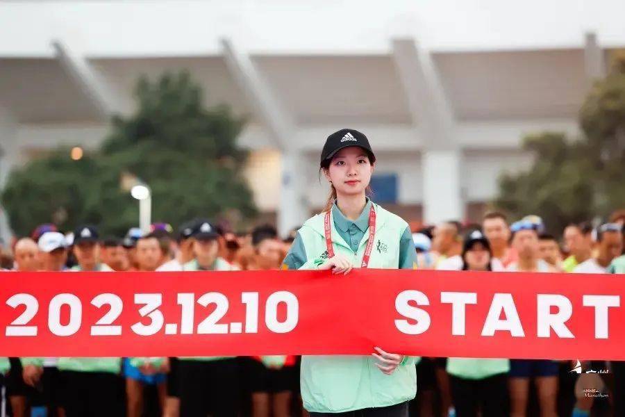 志愿者为参赛选手呐喊助威与跑者同行050505十年广马热血精神在